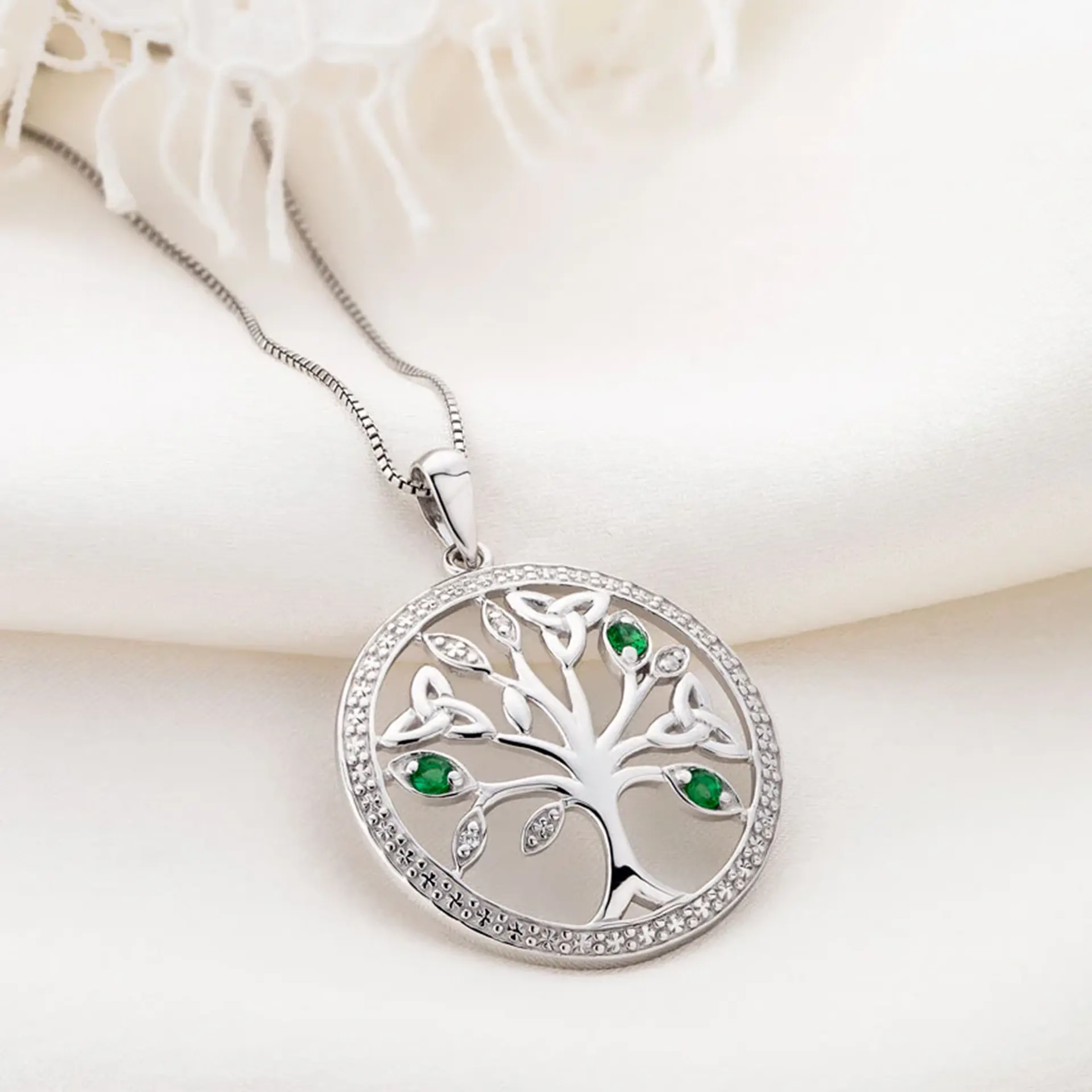 Keltische Lebensbaum Kette aus Irland - Sterlingsilber und grüne Kristalle Keltische Lebensbaum Kette aus Irland - Sterlingsilber und grüne Kristalle